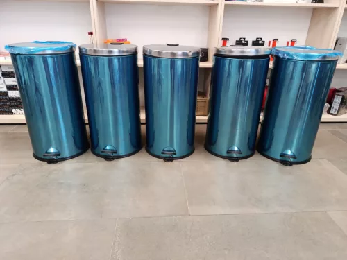ENYHÉN SÉRÜLT Rozsdamentes acél pedálos szemetes, kivehető műanyag vödörrel, 40L, fényes