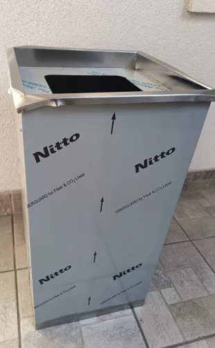 *SÉRÜLT* - Rozsdamentes acél szemetes szögletes levehető fedéllel 54L