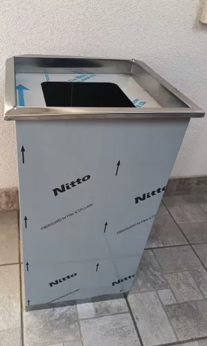 *SÉRÜLT* - Rozsdamentes acél szemetes szögletes levehető fedéllel 54L
