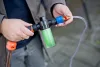 4,6 m teleszkópos napelem tisztító kefe vegyszeradagolóval, acél nyéllel + ajándék Solar Shine koncentrátum (750 ml)