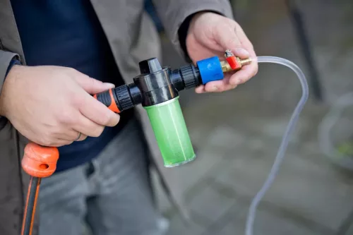 4,6 m teleszkópos napelem tisztító kefe vegyszeradagolóval, acél nyéllel + ajándék Solar Shine koncentrátum (750 ml)